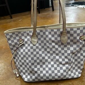 Elegant Checkered Tote in Cream and Tan